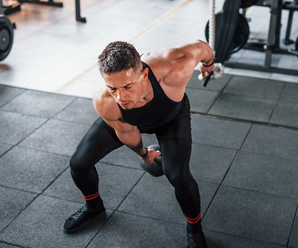 Chico entrenando con la Kettlebell.