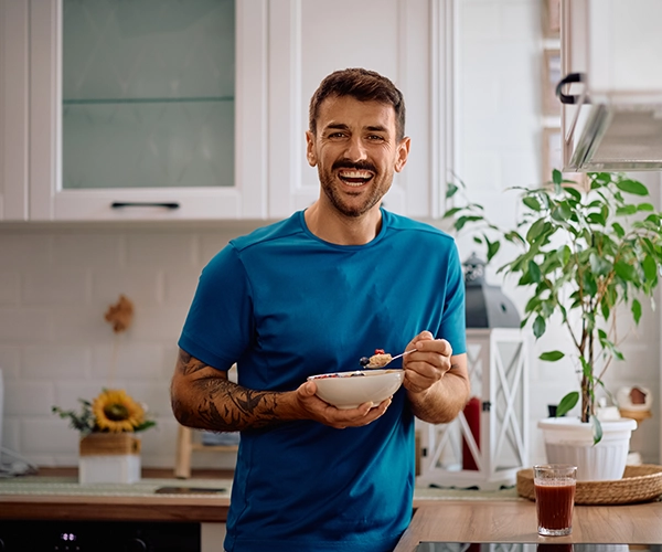 Chico comiendo bowl de fruta.