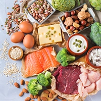 Vista aérea de alimentos saludables de una dieta mediterránea.