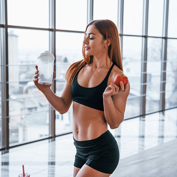 Chica con una manzana en la mano.