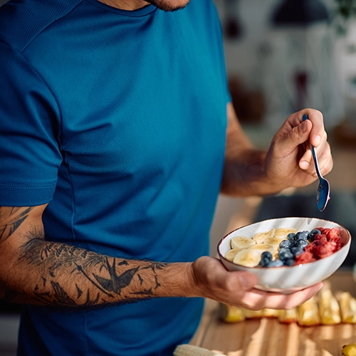 Chico con un bowl de fruta.